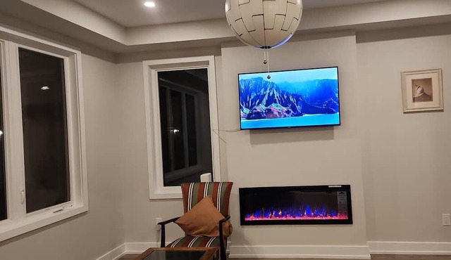 Bright Basement Oasis with Private Bath/Self Check-In & Wifi & Parking in Kanata