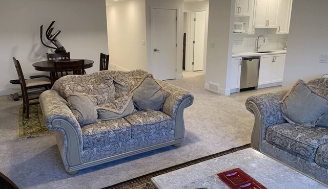 Bright Basement Suite Close to the Mountainsnn