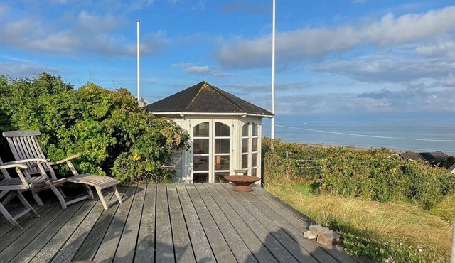 Bright beach villa with sea views to Hesselø Bay