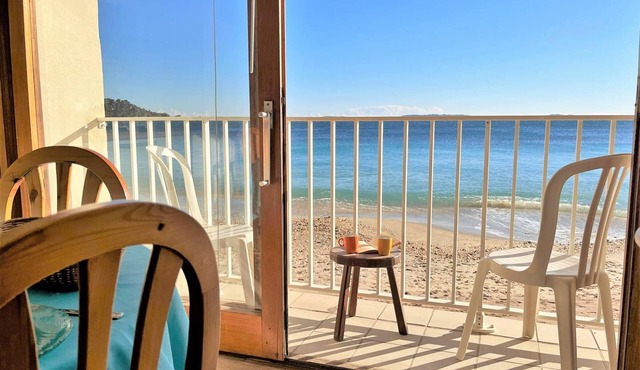 Bright beachfront studio in Cavalière, sleeps 4, stunning views