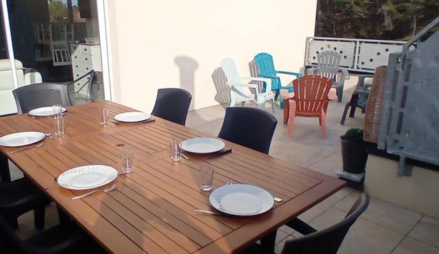 Bright beachside house with balcony and large living area - Sheets included