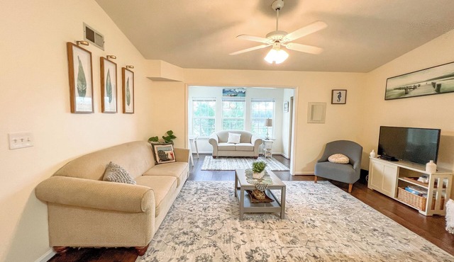 Bright & Beachy 2bd/2ba 3rd floor condo with pool. 5 min drive to the beach