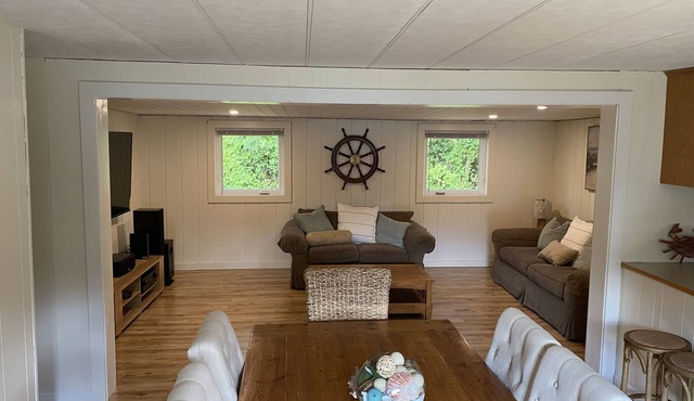 Bright & Beachy 3 Bedroom Home in Quiet Beach Town, sleeps 10+