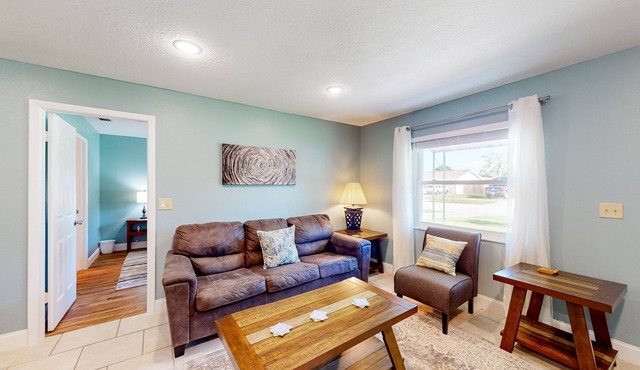 Bright Beachy 3BR Melbourne House—Dog‑Friendly with Screened Patio + Prime Location☀️🐕