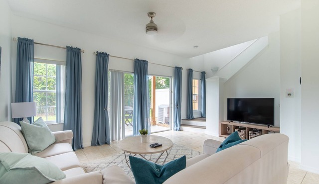 Bright Beautiful 3 Bedroom w/community pool near Disney!