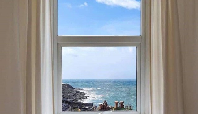 Bright & beautiful 4 bedroom house with sea views