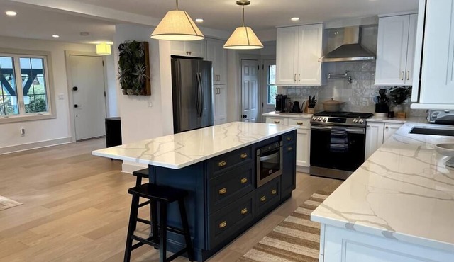 Bright & Beautiful Single Family in the Highlands!