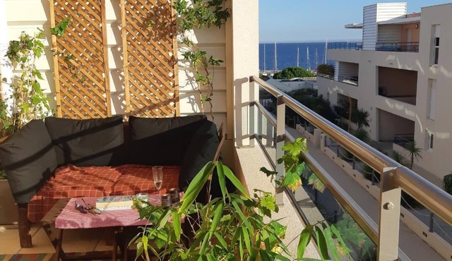 Bright beautiful vacation apartment by the sea/Bel appartement de vacances en bord de mer