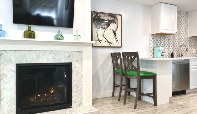 Bright Bespoke 1-BR Unit in the Cottages on James