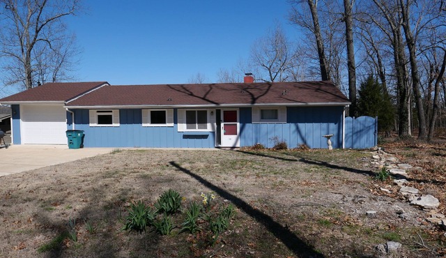 Bright blue house on the lake Pets welcome 5 minutes to the lake or white river