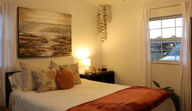 Bright Boho Private Suite 1BR AC 2 Parking Near Airport, Attractions & downtown