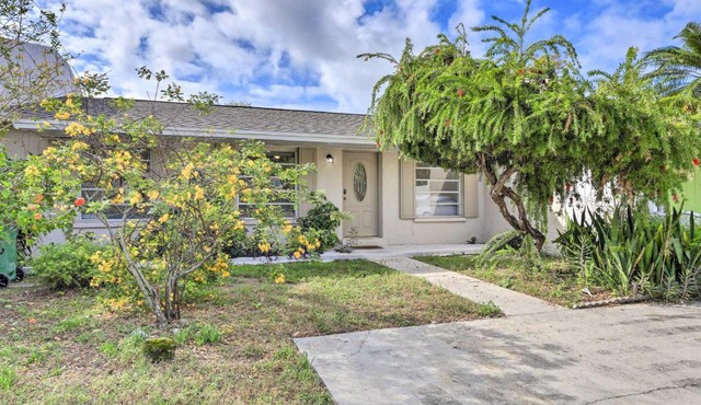 Bright Bradenton Villa Close to Golf Course!