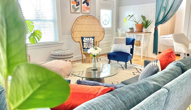 Bright Bungalow, King-size Bed, Fence-in Backyard–Warm, Cozy & Dog Friendly