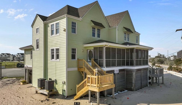 Bright Buxton townhouse with pool access, fast WiFi, AC, W/D & ocean views