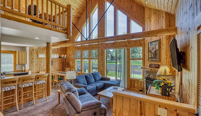 Bright Cabin with Shared Pool, Hot Tub & Resort Amenities