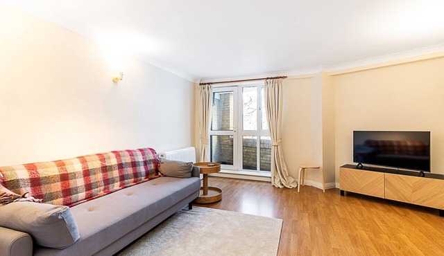 Bright Canada Water Waterside Retreat