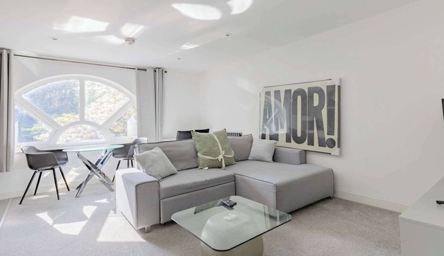 Bright Canal-Side Flat, Canada Water