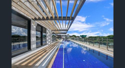 Bright CBD 2 bedroom resort-style escape