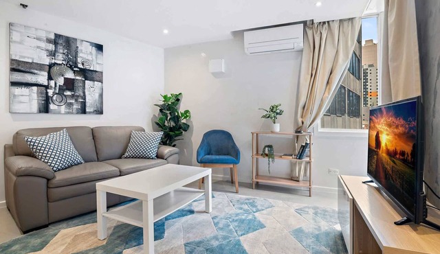 Bright CBD Apartment Close to Dining & Shopping