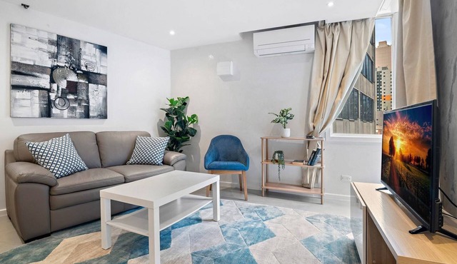 Bright CBD Apartment Close to Dining & Shopping