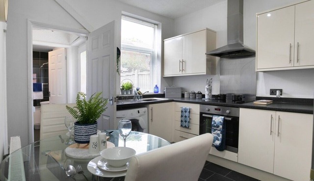 Bright Central 2BR Home: WiFi, Garden, Queens Park