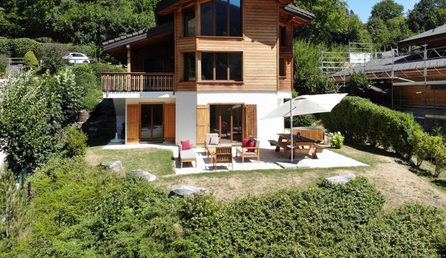 Bright chalet LA GRIMMACE, located in the center of the resort