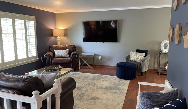 Bright & Charming 3BR House just outside of Pittsburgh!