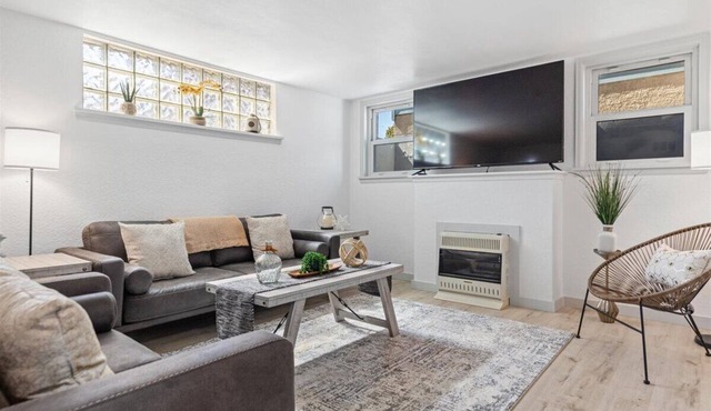 Bright & Charming 2BR: Near Downtown