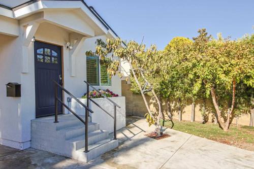 Bright & Charming 3BR Home 10 Mins from Venice Beach