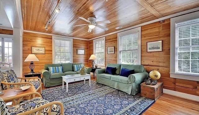 Bright & Charming; Close to Beach and Restaurants