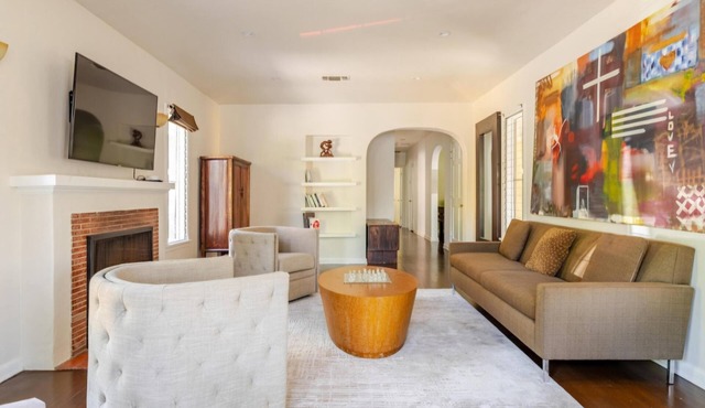 Bright & Charming Furnished 2BR near The Grove with lovely front yard