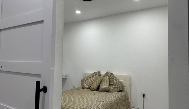 Bright & Charming Room with All Amenities In delightful Fort Myers
