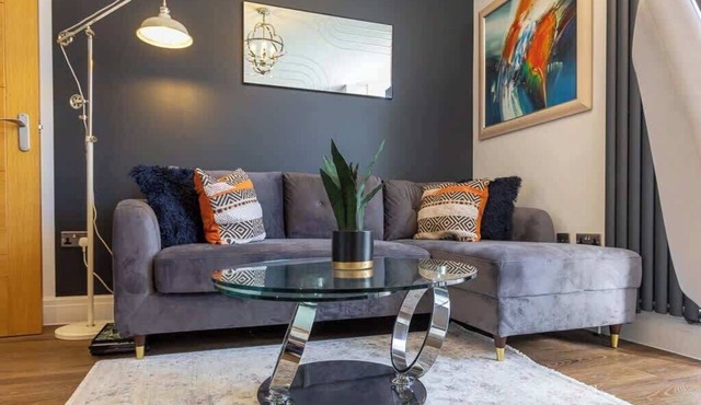 Bright cheery 4 bd apartment by Brighton Station