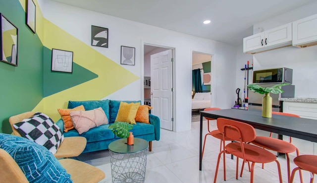 Bright & Cheerful 2-BD,1-BA Home by Buffalo Bayou