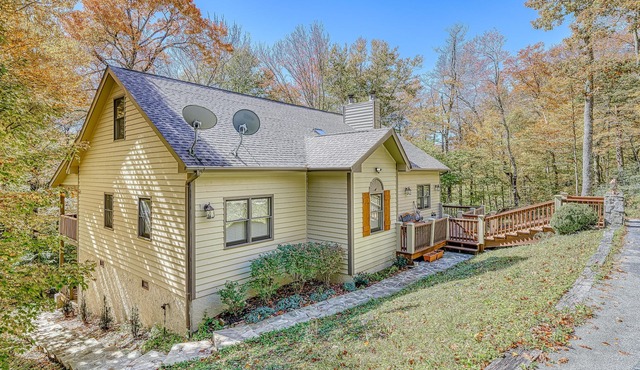 Bright, cheery cottage w/vaulted ceilings and luxury kitchen appliances