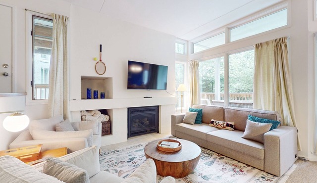 Bright & cheery condo w/wifi, pools, tennis, gym, sauna, & game room
