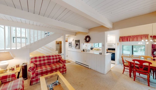 Bright & cheery condo with seasonal pool access