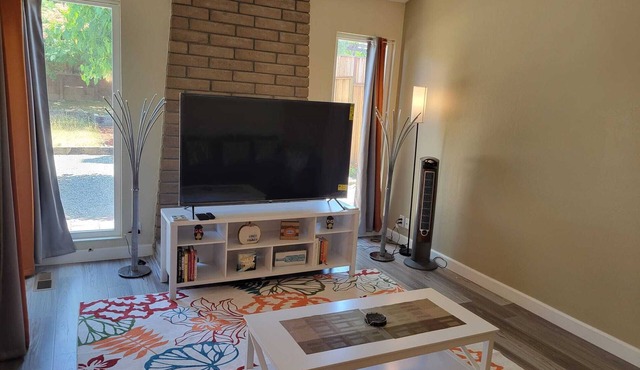 Bright & Cheery Cottage waiting for you!