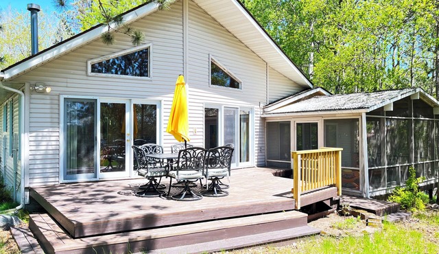 Bright & Cheery Lakeside House on Bear Island Lake with dock!