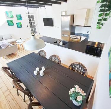 Bright City Central Apartment with Balcony