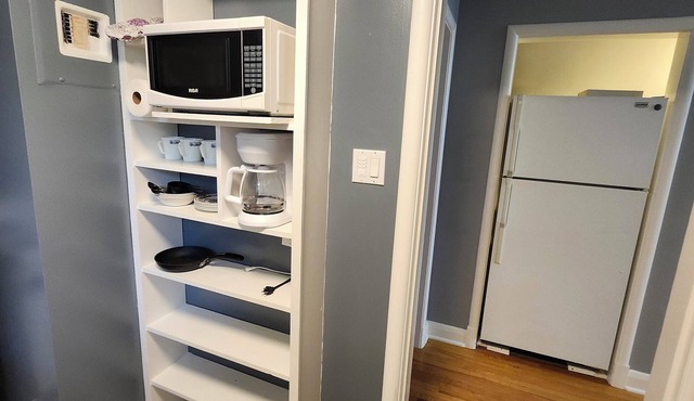 Bright City Centre 2nd Floor Apt. Pet Friendly Long Term Stays Welcome!