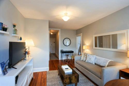 Bright City-View Stay by Public Transport