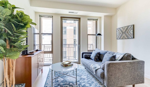 Bright Clarendon 1BR w/Elevator, walk to Metro & Dining, by Blueground