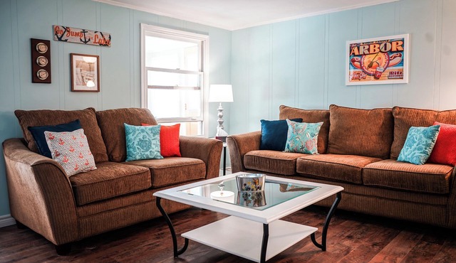 Bright, clean, central to downtown Dover. Short walk to shops, pier and beach.