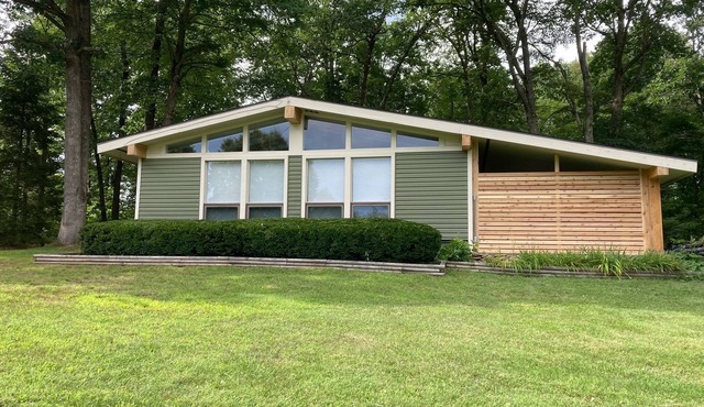 Bright & Clean Chalet with Hot Tub
