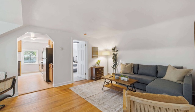 Bright, Clean & Cozy Newly-Renovated 2BR! Welcome!