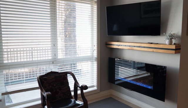 Bright, clean one bedroom condo with amazing views. Quick exit to the mountains!