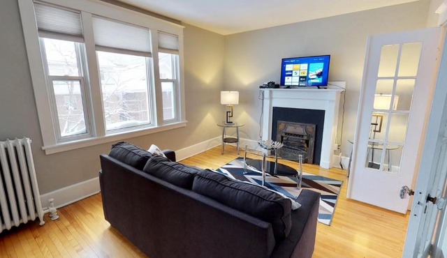 Bright Clean Private In the Heart of Downtown! Parking Wi-Fi Smart TV Included