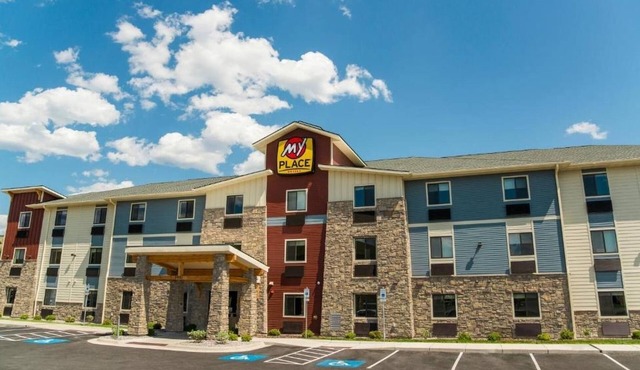 Bright, Clean Room w/Kitchen – Ideal for Work or Getaways!