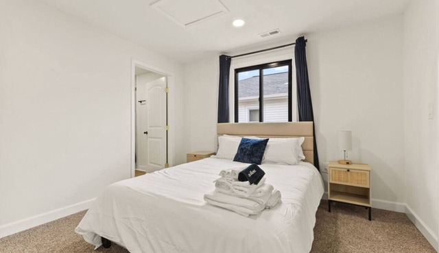 Bright & Clean Room – Great Location